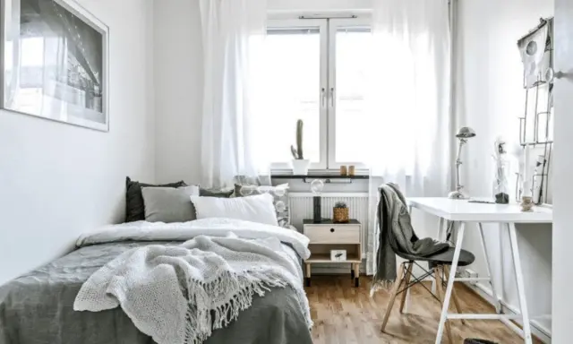 Aménagement petite chambre 9m2 : lit douillet, bureau fonctionnel et déco minimaliste pour un espace optimisé et lumineux.