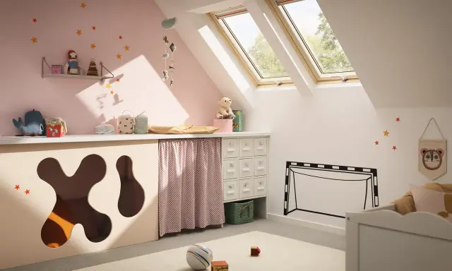 Idéale pour aménager petite chambre bébé sous combles : un espace ludique et douillet avec des jouets, des étoiles au mur et des fenêtres de toit.