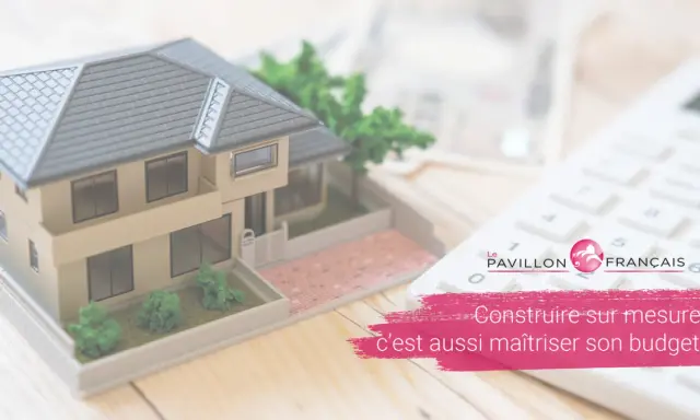 Maquette de maison, calculatrice et billets de banque. Le prêt construction pour construire votre rêve.