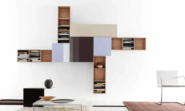 Étagères murales modulables, jouant avec la hauteur et la profondeur pour un salon moderne.