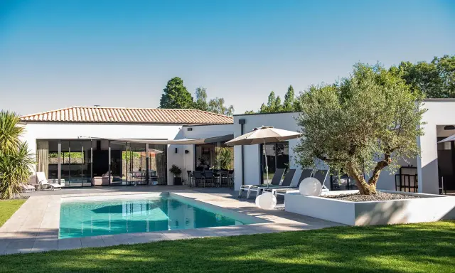 Belle maison vendéenne avec piscine, terrasse et olivier centenaire. Idéal pour des vacances paisibles.