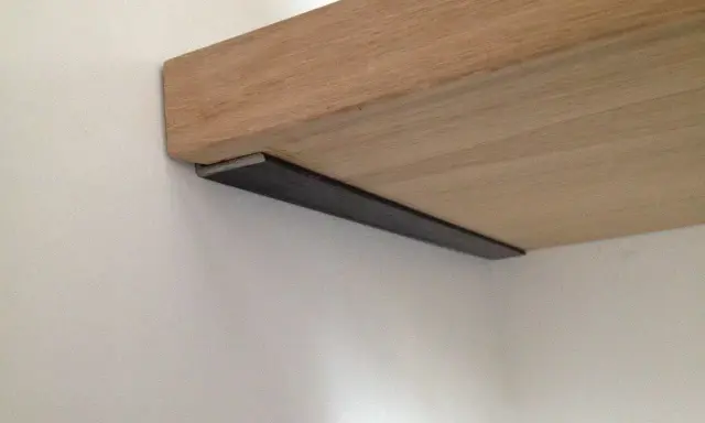 Étagère en bois fixée au mur avec un support discret. Idéal pour fixer une étagère murale.