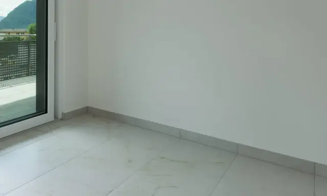 Plinthe discrète et moderne, idéale pour un carrelage clair. Un choix judicieux pour une finition impeccable.