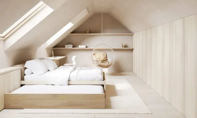 Chambre mansardée avec lit bas en bois, fauteuil bulle suspendu et étagères. Une décoration de chambre moderne et épurée.
