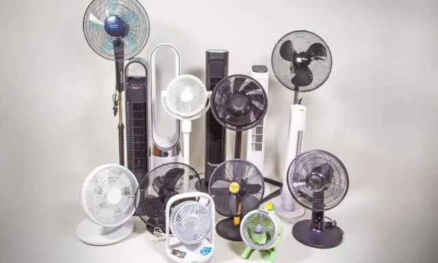 Collection de différents types de ventilateurs : sur pied, colonne, de table et même un petit modèle vert.