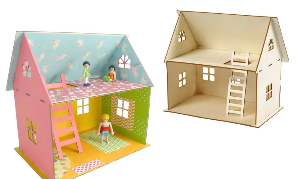 Plan maquette maison en bois décorée avec des figurines, et une autre maison en bois brute.