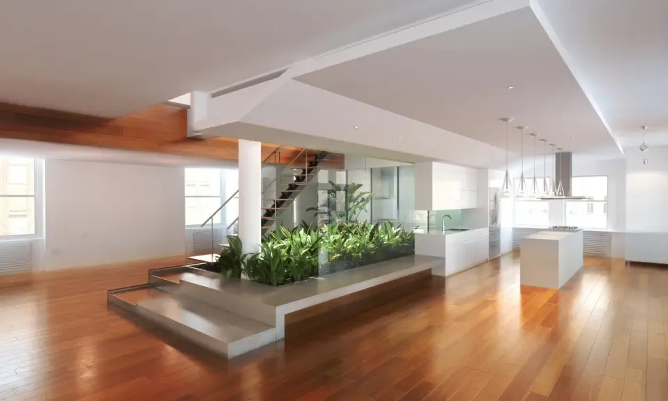 Un grand espace ouvert avec un escalier moderne, une cuisine épurée et un jardin intérieur. Une maison prête à décorer, lumineuse et spacieuse.