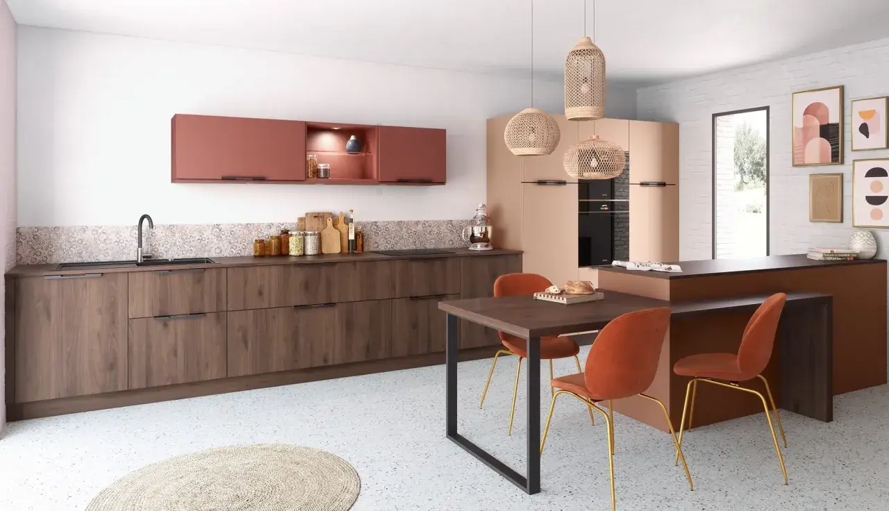 Cuisine moderne avec une **couleur cuisine industrielle** chaleureuse, mêlant bois sombre, terracotta et touches de laiton.