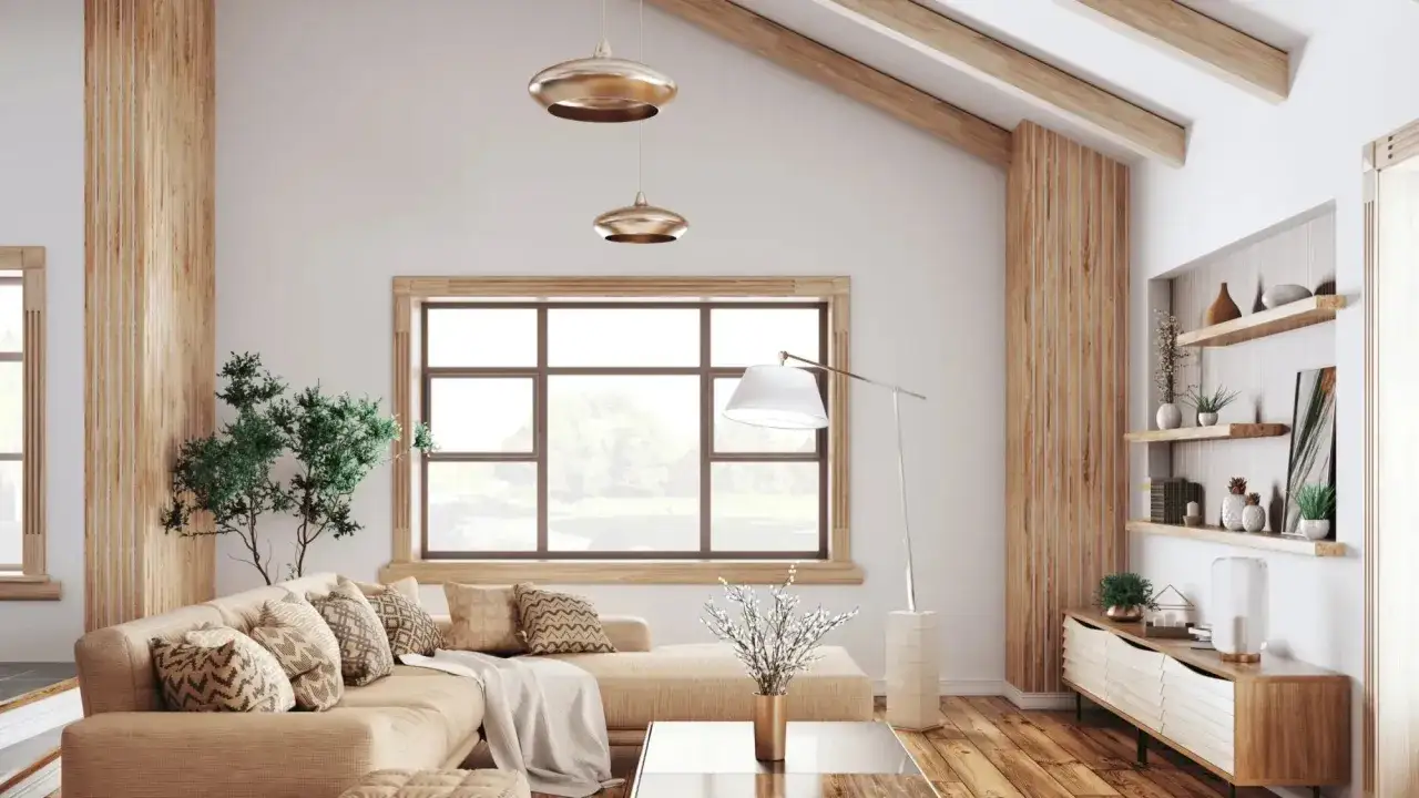 Quel luminaire pour salon salle &agrave; manger ? Deux suspensions dor&eacute;es et un lampadaire blanc &eacute;clairent ce salon cosy aux accents bois&eacute;s.