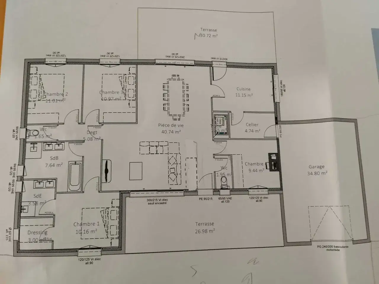 Plan d'architecte gratuit : maison avec 3 chambres, pièce de vie spacieuse, cuisine, garage et terrasse.