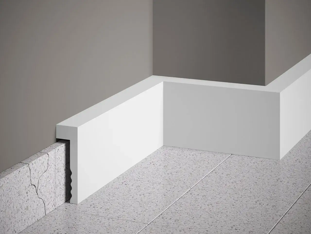 Un coin de mur gris avec une plinthe blanche moderne cachant un mur fissuré. Plinthe ou pas, le résultat est impeccable.
