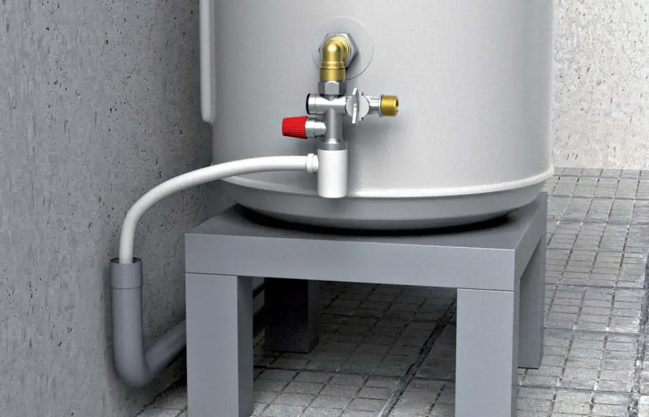 Détail d'un chauffe eau thermodynamique air extérieur, avec son raccordement à un tuyau d'évacuation.