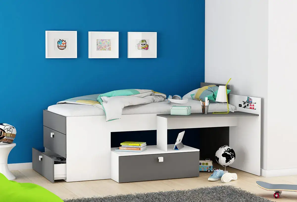 Chambre de garçon moderne avec lit mezzanine, bureau intégré et décoration murale fun. Une idée tendance peinture chambre garçon pour un espace dynamique.