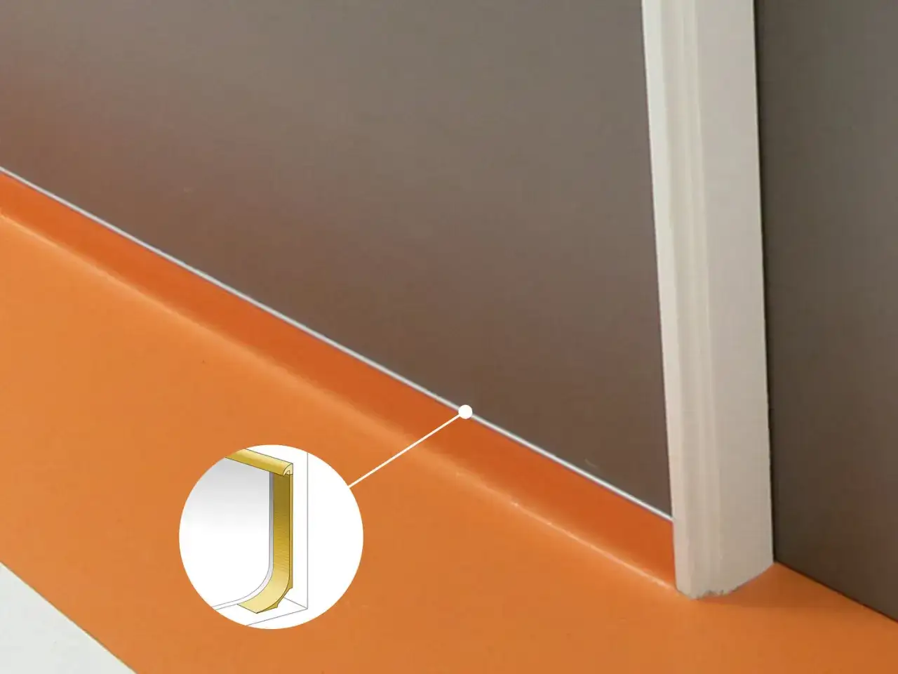 Détail d'une lame PVC qui se soulève, montrant la jonction avec le mur et le sol orange.