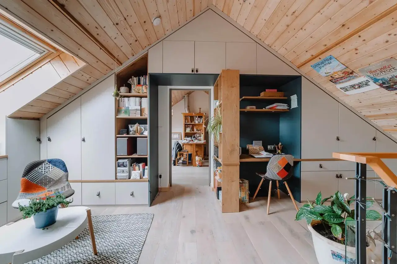 Am&eacute;nagement comble 1m50 : bureau, rangements int&eacute;gr&eacute;s et coin lecture sous les pentes de toit en bois.