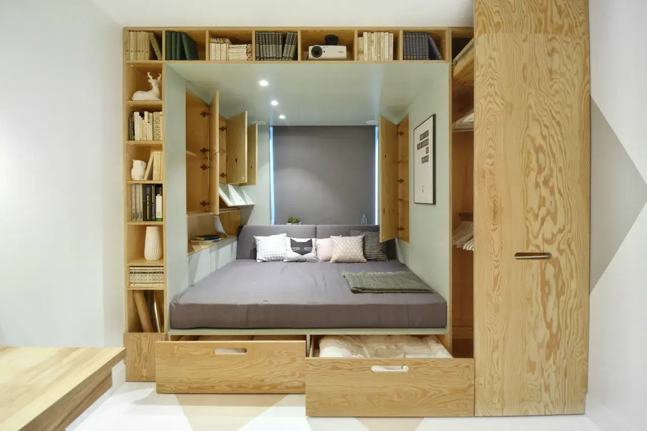 Idées pour comment ranger ses vêtements sans armoire : lit avec rangements intégrés, étagères murales et placards dissimulés.