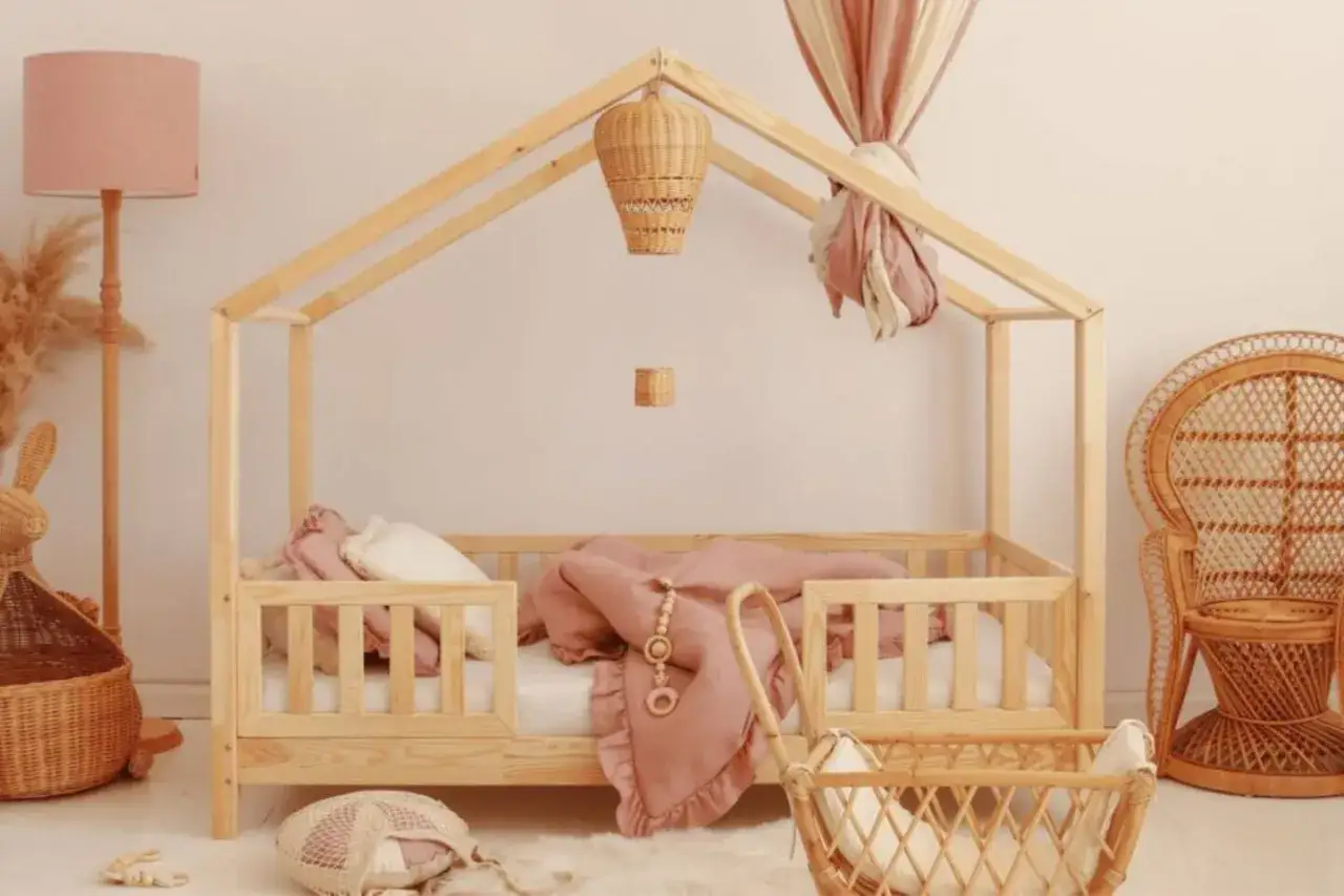 Un lit cabane en bois, une idée parfaite pour une chambre d'enfant. Douceur et jeux assurés avec ce cocon douillet.