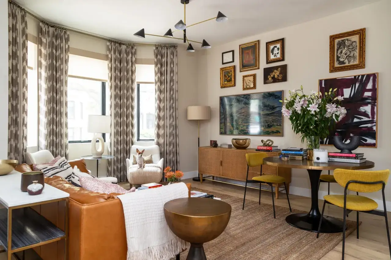 Dans ce salon, peut-on mettre des rideaux différents dans une même pièce ? Oui, avec des motifs géométriques variés pour un style éclectique.