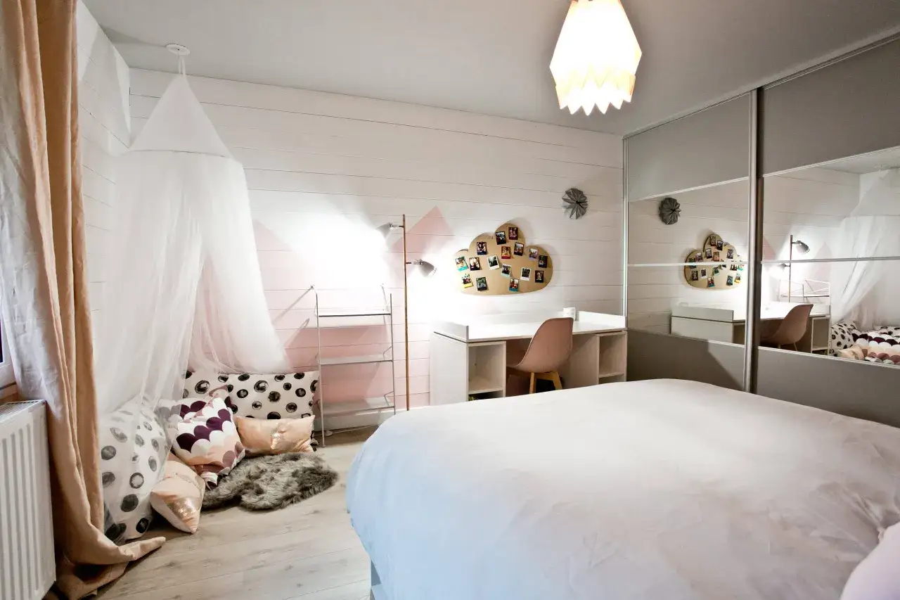 Une chambre d'ado cosy avec un lit blanc, un bureau, des coussins color&eacute;s et un ciel de lit. Une belle id&eacute;e d&eacute;coration chambre ado pour un espace doux et personnalis&eacute;.