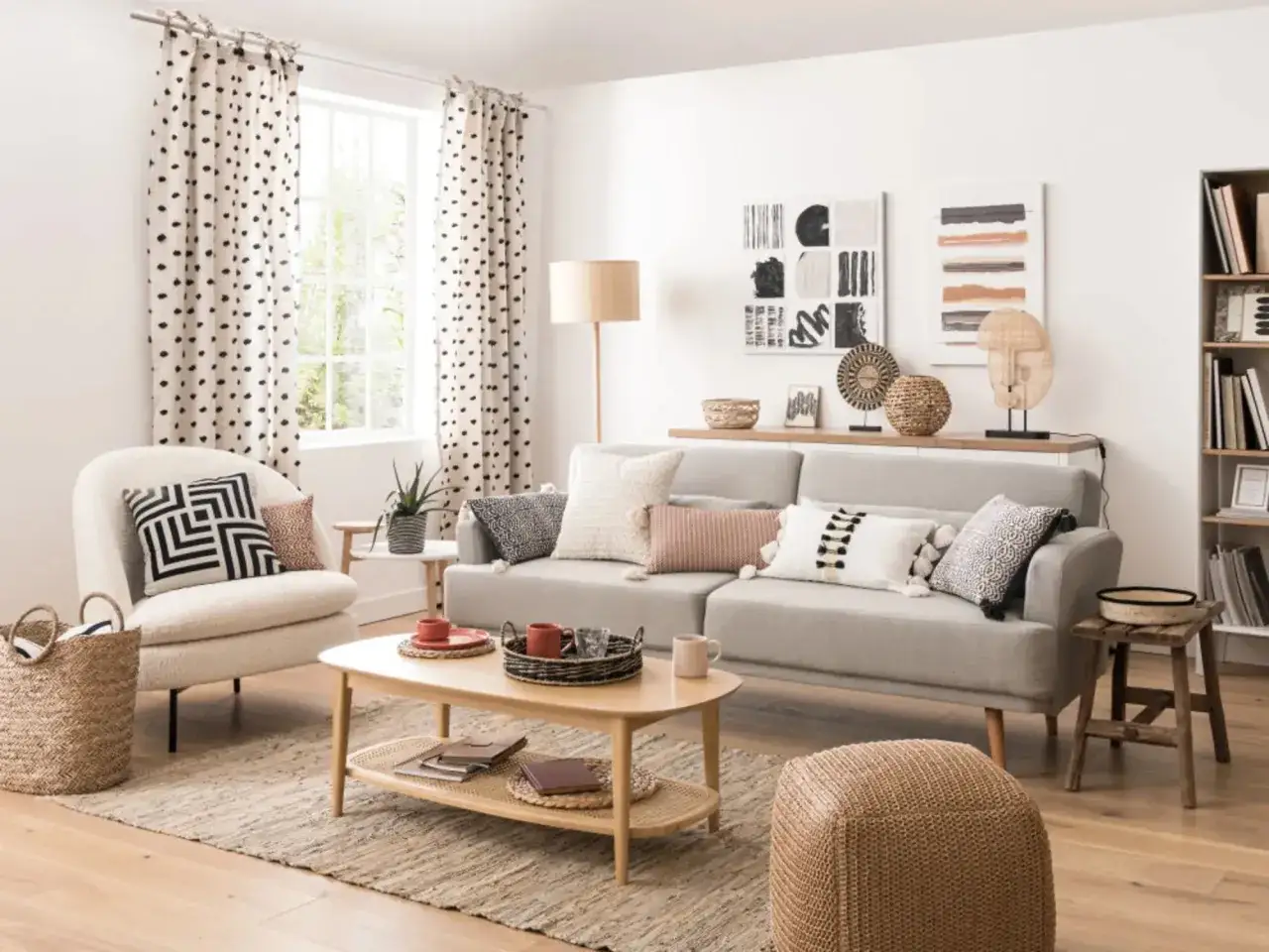 Salon cosy avec fauteuil en bouclette, canap&eacute; gris, et une table basse en bois clair, parfaite pour customiser votre espace.