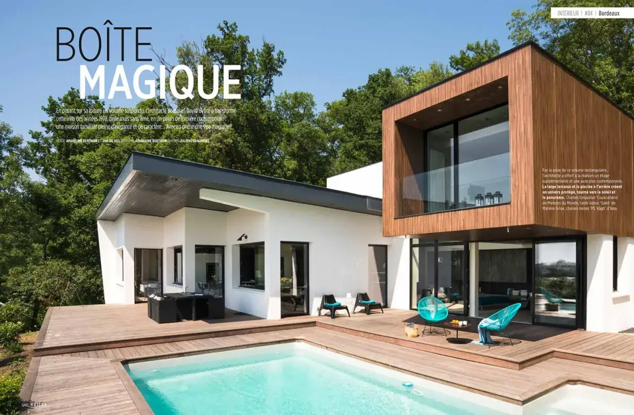 Maison moderne avec piscine et terrasse en bois. L'architecte a réussi à moderniser une maison des années 70 pour en faire un palais contemporain.