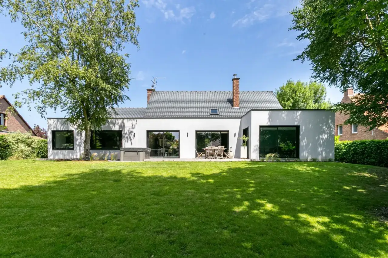 Maison moderne avec extension en parpaing, jardin verdoyant. Estimation du prix extension 20m2 en parpaing.