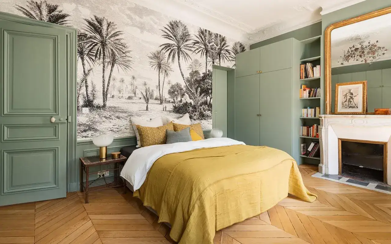 Chambre lumineuse avec papier peint tropical, lit jaune vif et armoires vertes. Quelle couleur pour une chambre au nord ? Le jaune r&eacute;chauffe !
