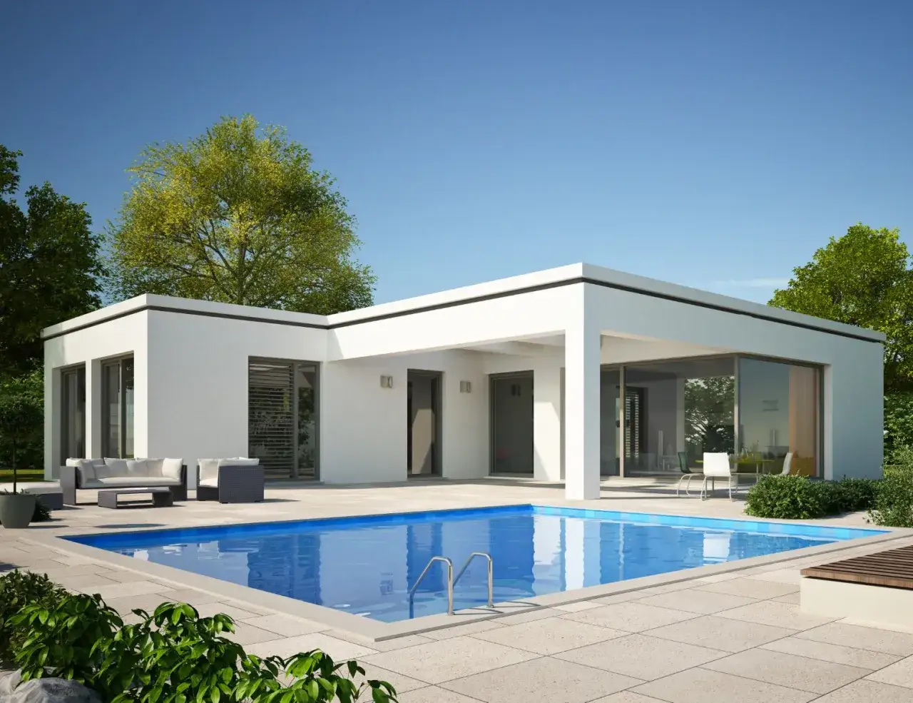 Pavillon maison moderne avec piscine bleue étincelante, entouré de verdure luxuriante sous un ciel clair.