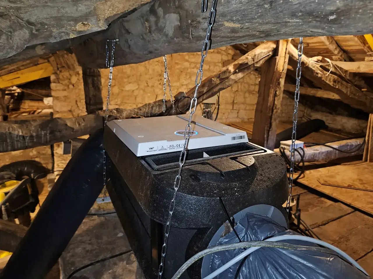 Installation d'une VMC double flux dans les combles d'une maison ancienne pour améliorer le DPE.