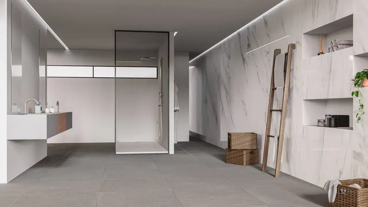 Salle de bain moderne avec douche vitrée, lavabo suspendu et un élégant mur intérieur en marbre.