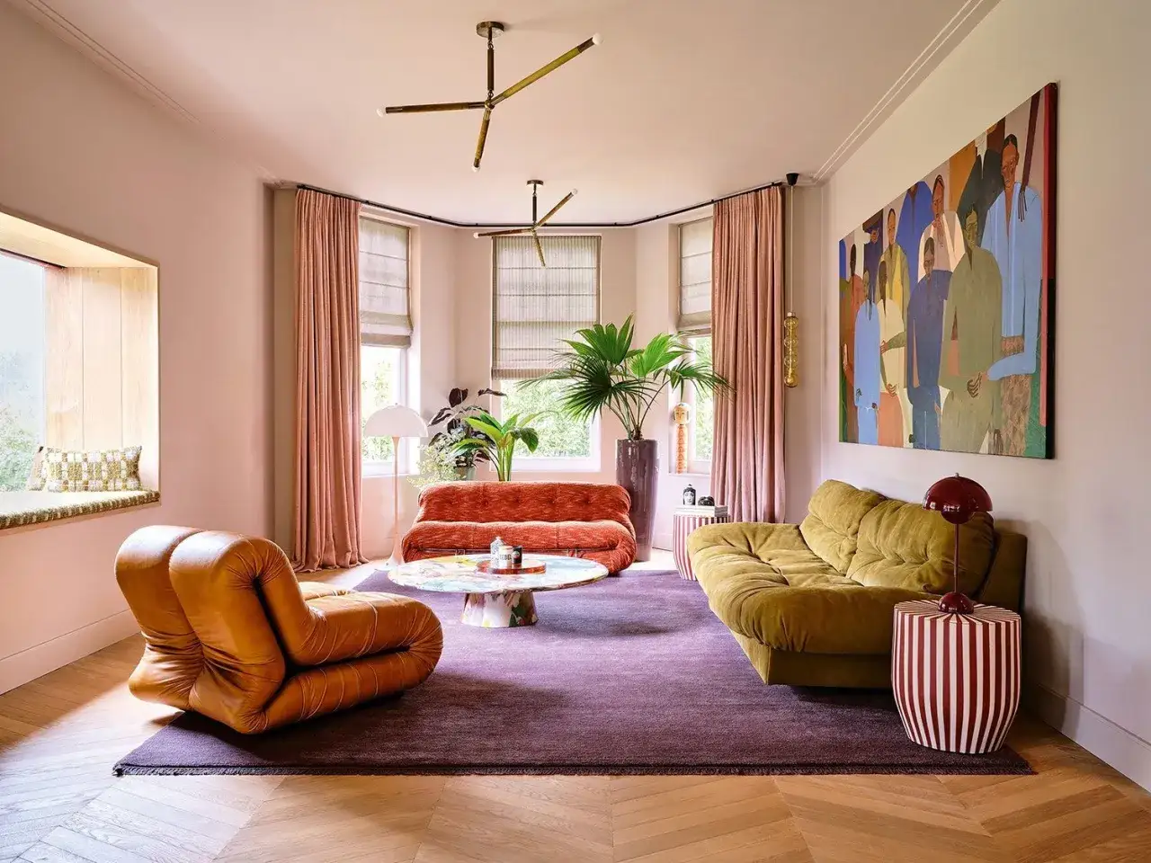 Idée pour aménager un salon rectangulaire : canapés confortables, fauteuil design, table basse colorée, tapis violet et grande œuvre d'art.