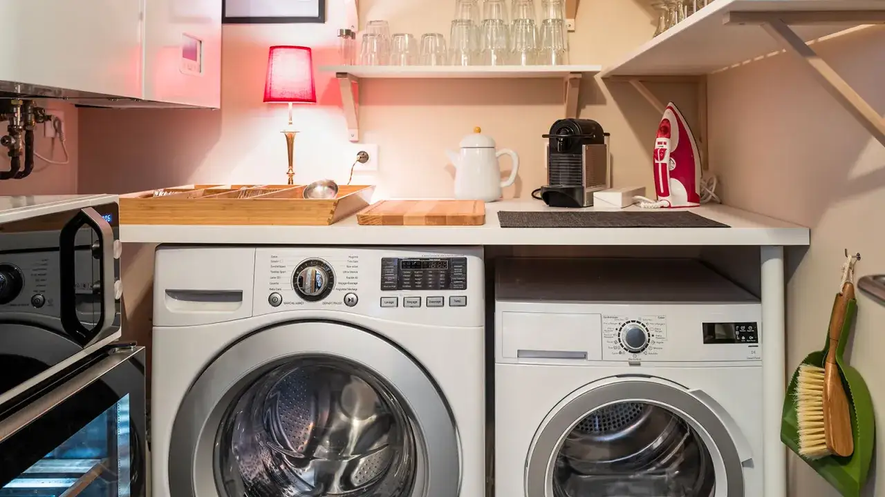 La buanderie cellier est bien organis&eacute;e avec une machine &agrave; laver, un s&egrave;che-linge, une bouilloire et une machine &agrave; caf&eacute;.