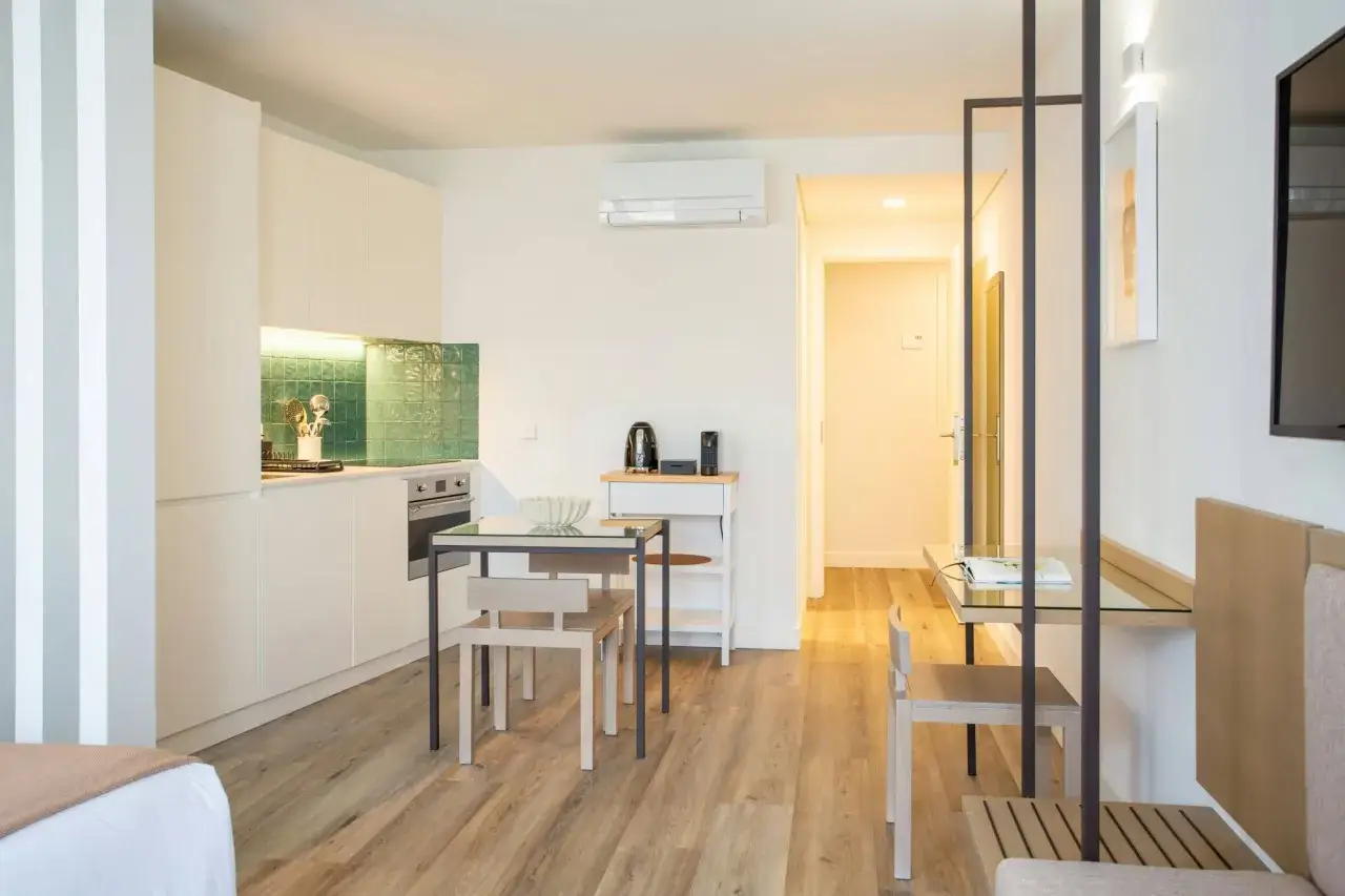 Studio moderne avec cuisine équipée, coin repas et bureau. Idéal pour estimer le prix d'une rénovation d'appartement.