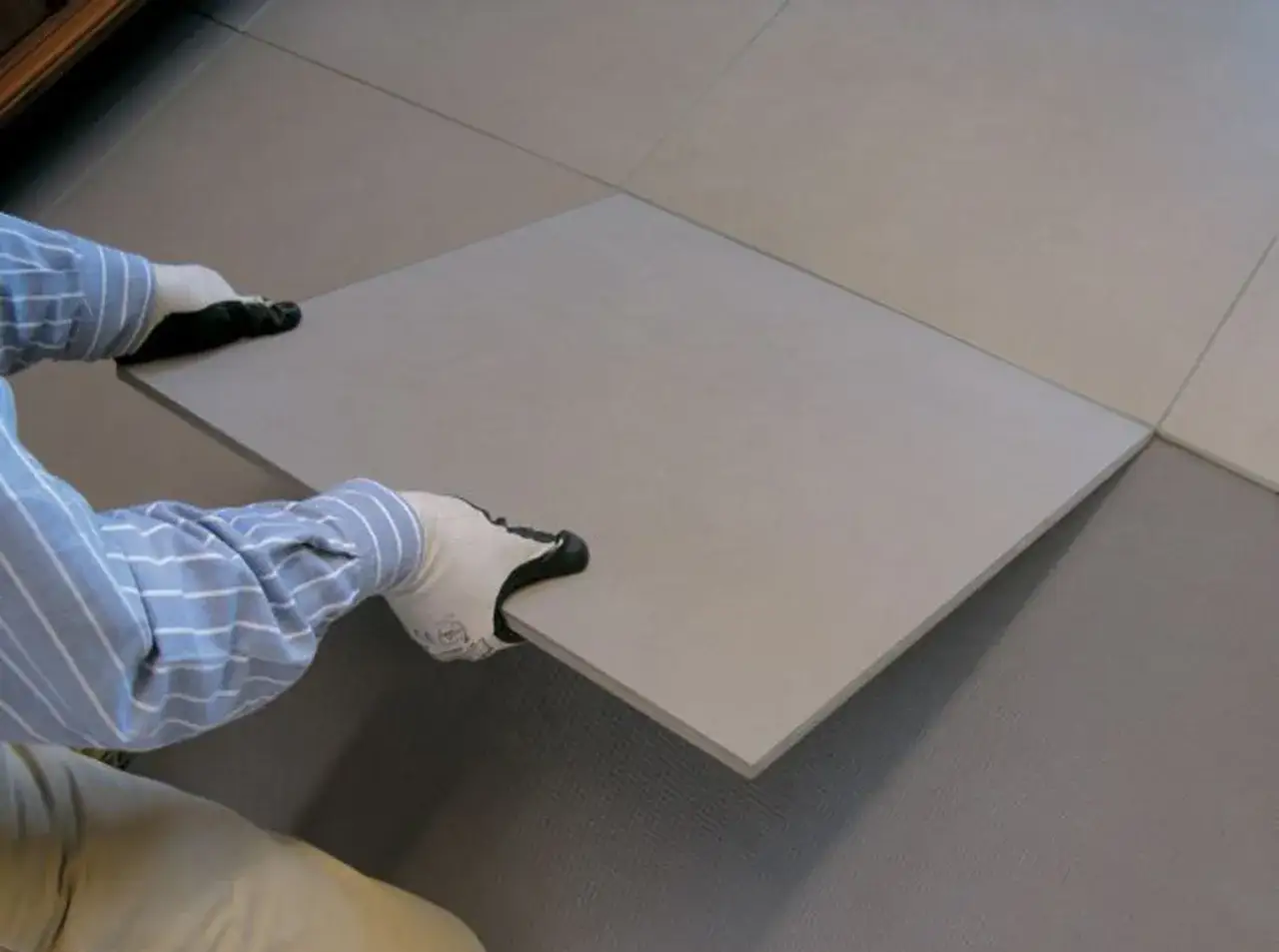 Pose du carrelage sur du carrelage : les inconvénients sont nombreux, notamment l'adhérence et l'épaisseur.