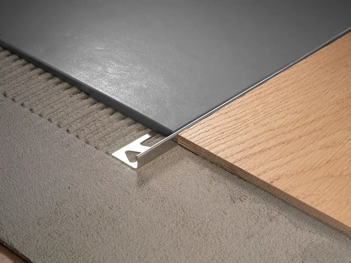 Jonction carrelage parquet sans barre de seuil, avec un profilé métallique discret assurant une finition nette et moderne.