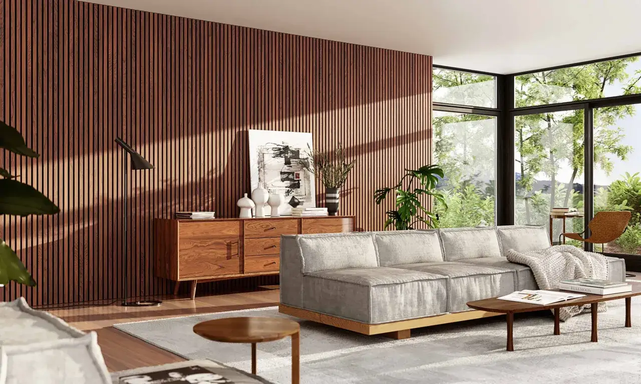 Salon moderne avec mur en tasseaux de bois, canap&eacute; gris, meuble vintage et grande baie vitr&eacute;e. Une belle id&eacute;e d&eacute;co avec tasseau.