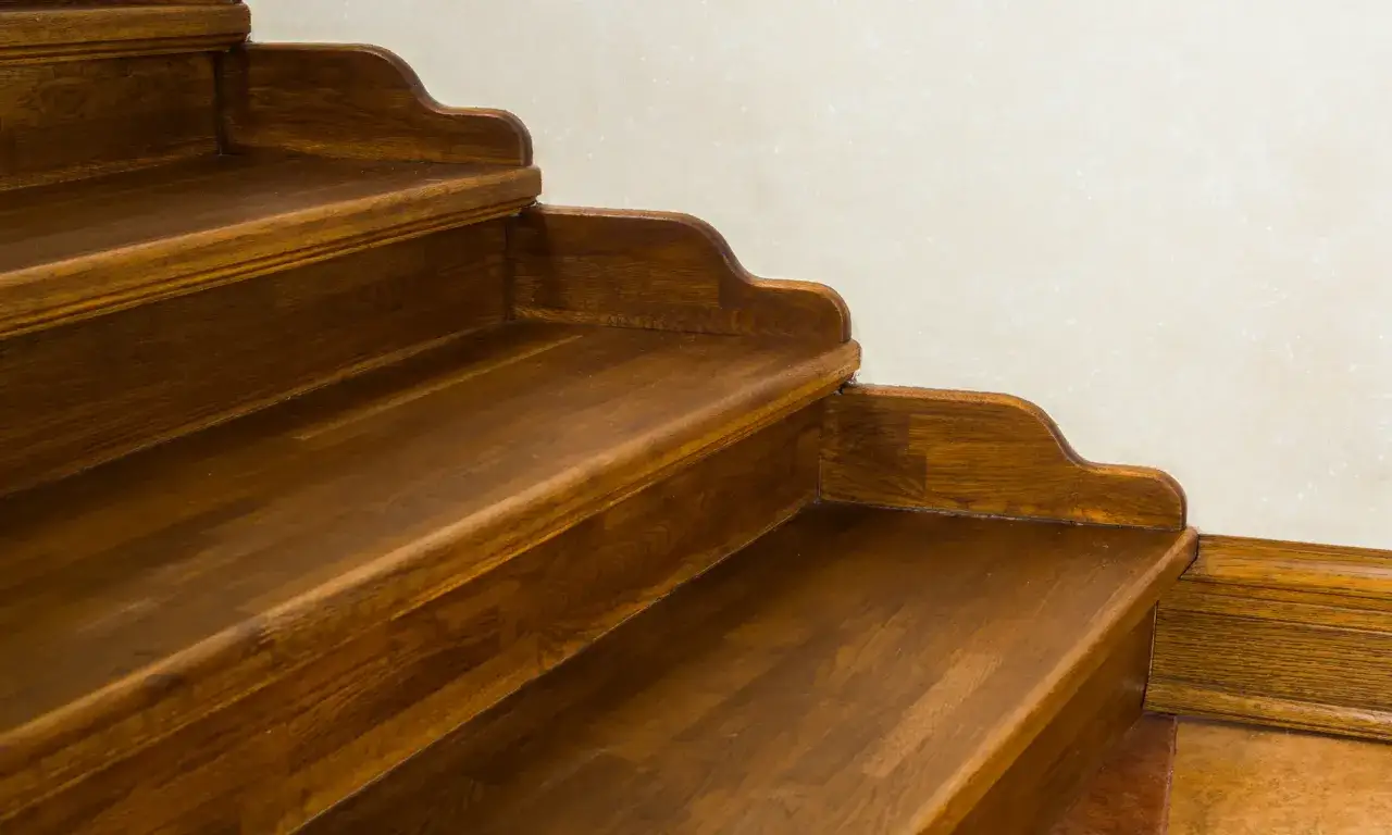 Escalier en bois avec plinthes assorties. Une belle idée plinthe escalier pour un intérieur chaleureux.