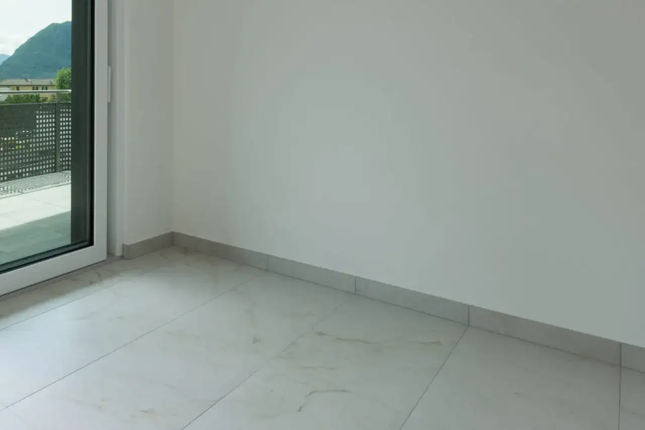Plinthe discrète et moderne, idéale pour un carrelage clair. Un choix judicieux pour une finition soignée.