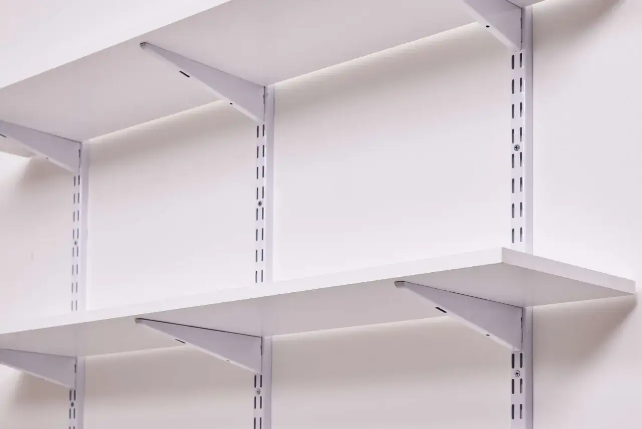 Syst&egrave;me d'&eacute;tag&egrave;res murales blanches, id&eacute;al pour fixer etagere mur. Les supports discrets s'int&egrave;grent parfaitement &agrave; tout d&eacute;cor.