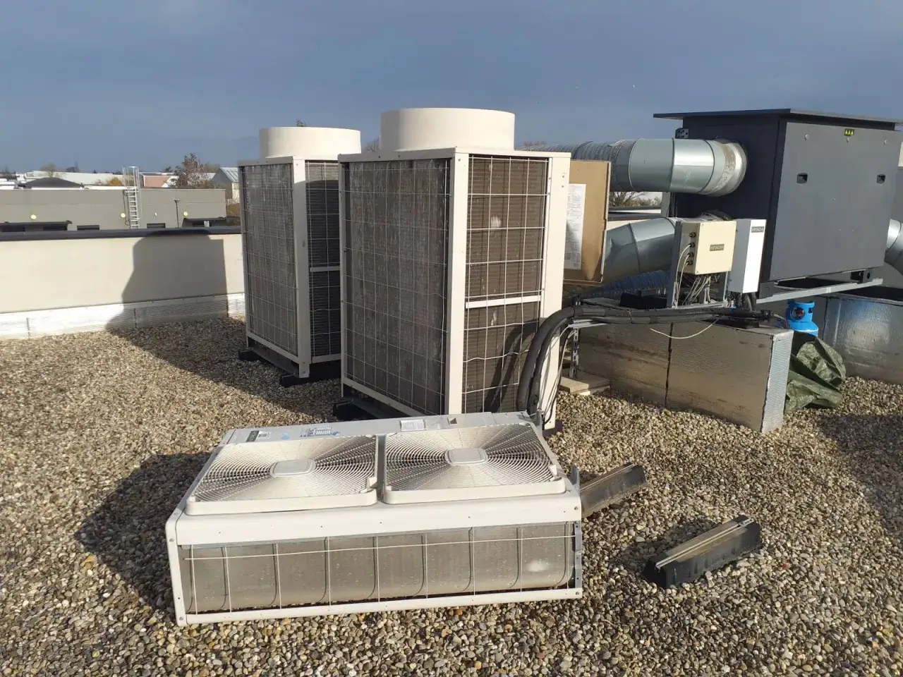 Plusieurs unit&eacute;s de climatisation sur un toit. Ces appareils peuvent s'arr&ecirc;ter et red&eacute;marrer &agrave; cause de probl&egrave;mes de maintenance ou de surchauffe.