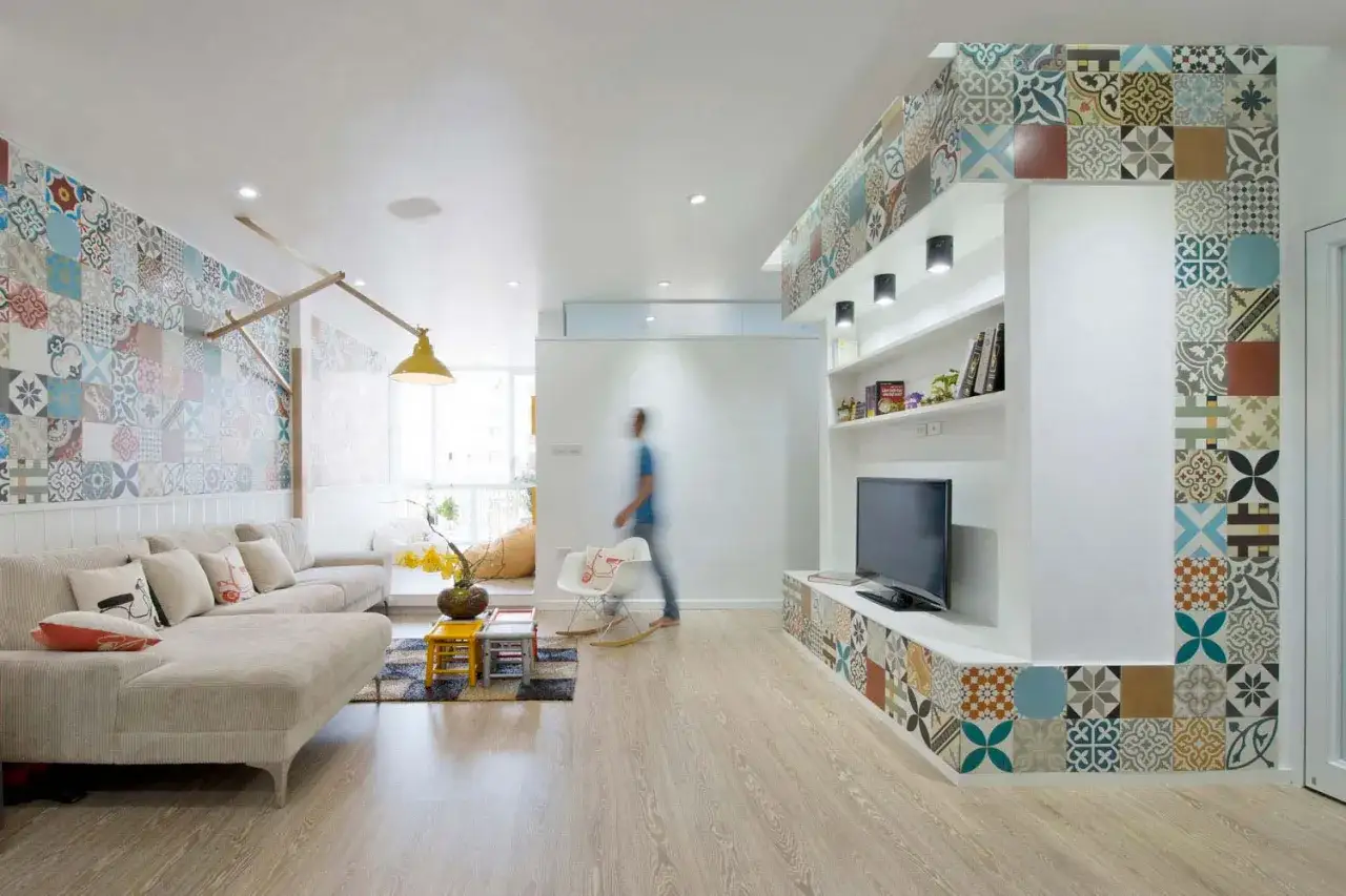 Quelle d&eacute;co avec des carreaux de ciment ! Un salon moderne aux murs et meubles habill&eacute;s de motifs color&eacute;s et g&eacute;om&eacute;triques.