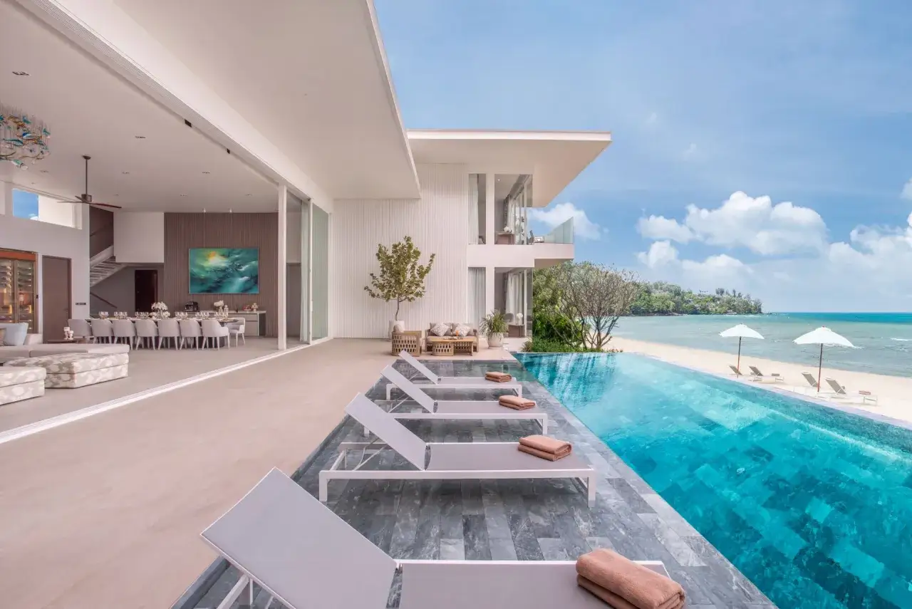 Plan maison de luxe avec piscine à débordement face à la mer, salon intérieur spacieux et salle à manger élégante.