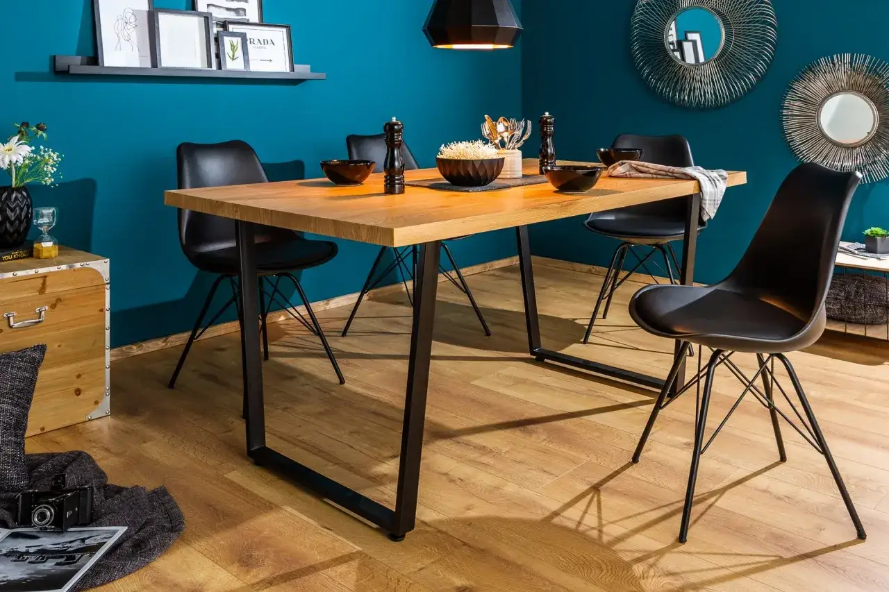 Quelles chaises avec table industrielle en bois et m&eacute;tal, design moderne, sur fond bleu.