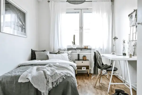 Aménagement petite chambre 9m2 : lit douillet, bureau fonctionnel et déco minimaliste pour un espace optimisé et lumineux.