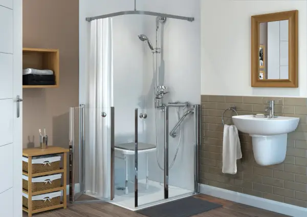 Salle de bain adaptée : douche sécurisée avec siège, barres d'appui et porte facile d'accès. Une aide précieuse pour les seniors.
