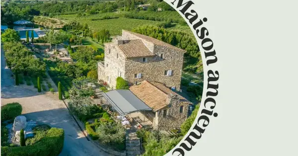 Magnifique maison provençale en pierre, entourée de jardins luxuriants, de vignobles et d'une piscine.