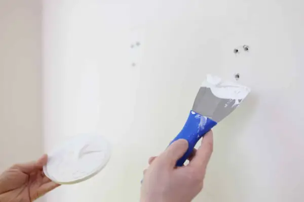 Maintenant, je vais reboucher ce trou dans le mur avec de l'enduit.