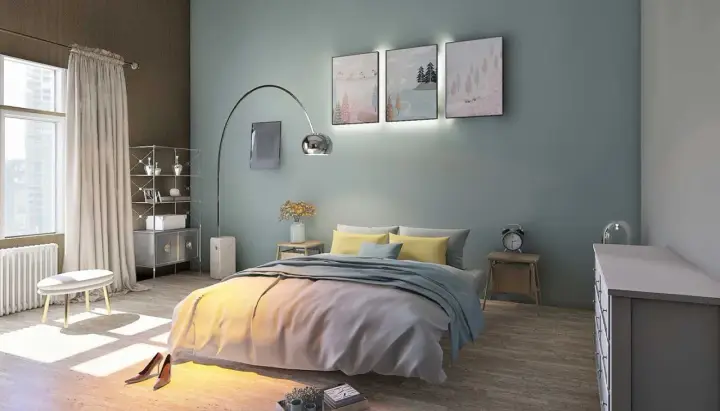 La couleur mur chambre parentale est un bleu-vert doux, créant une ambiance apaisante. Le lit est orné de coussins jaunes et d'une couverture grise.