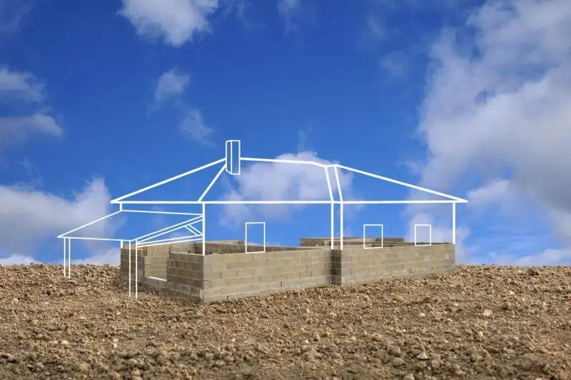 Esquisse d'une maison sur un terrain rocailleux, montrant les fondations en parpaings et le plan blanc de la structure. L'implantation maison sur terrain est en cours.